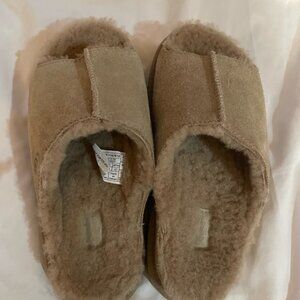UGG Greenport Slides in Sand Size 5